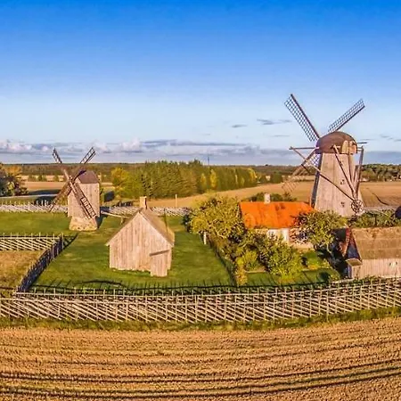 Cozy Summer House With Free Parking Near Town Center &