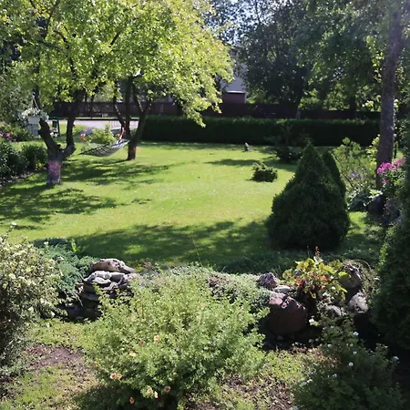 Cozy Summer House With Free Parking Near Town Center &