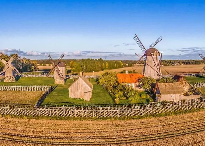 Cozy Summer House With Free Parking Near Center &